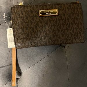 MICHAEL
MICHAEL KORS
JET SET
32T7GAFW4B BROWN SIGNATURE 
DOUBLE ZIP WRISTLET